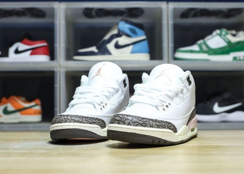 【AT3188】Nike Air Jordan 3 Retro OG"Black Cement" ジョーダンは柔らかい革と牛革を組み合わせた素材を使用しています。インソールにはオルソレーションの消臭剤が使われており、ヒールやソールの位置が正確に定められています。ミッドソールには窓付きのエアクッションが内蔵されています。