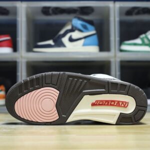 【AT3188】Nike Air Jordan 3 Retro OG"Black Cement" ジョーダンは柔らかい革と牛革を組み合わせた素材を使用しています。インソールにはオルソレーションの消臭剤が使われており、ヒールやソールの位置が正確に定められています。ミッドソールには窓付きのエアクッションが内蔵されています。