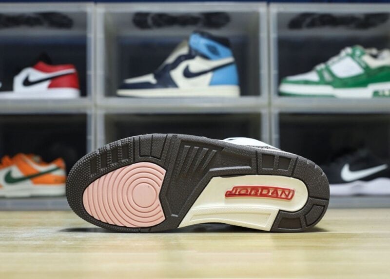 【AT3188】Nike Air Jordan 3 Retro OG"Black Cement" ジョーダンは柔らかい革と牛革を組み合わせた素材を使用しています。インソールにはオルソレーションの消臭剤が使われており、ヒールやソールの位置が正確に定められています。ミッドソールには窓付きのエアクッションが内蔵されています。