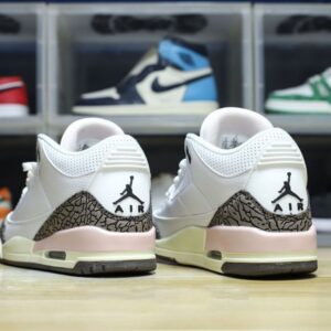 【AT3188】Nike Air Jordan 3 Retro OG"Black Cement" ジョーダンは柔らかい革と牛革を組み合わせた素材を使用しています。インソールにはオルソレーションの消臭剤が使われており、ヒールやソールの位置が正確に定められています。ミッドソールには窓付きのエアクッションが内蔵されています。