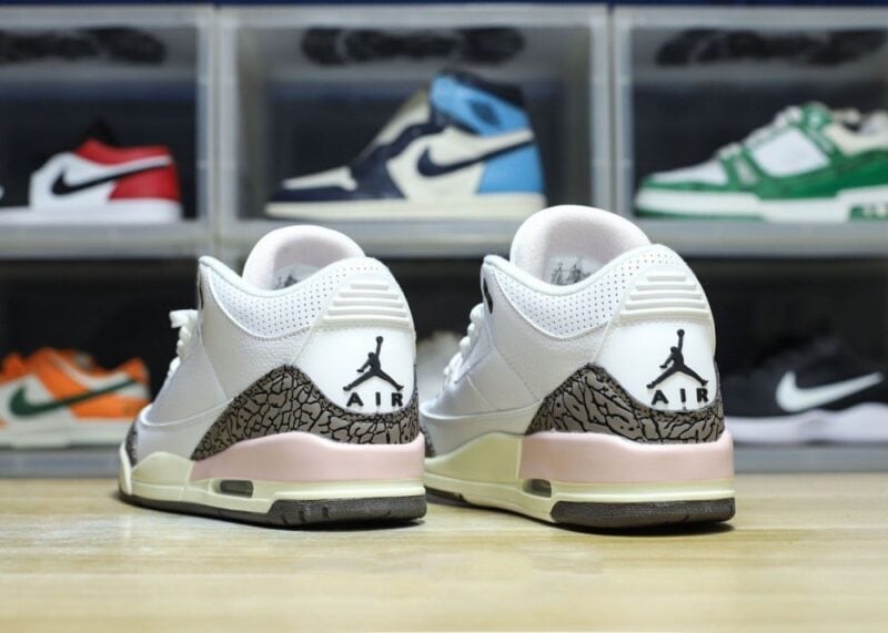 【AT3188】Nike Air Jordan 3 Retro OG"Black Cement" ジョーダンは柔らかい革と牛革を組み合わせた素材を使用しています。インソールにはオルソレーションの消臭剤が使われており、ヒールやソールの位置が正確に定められています。ミッドソールには窓付きのエアクッションが内蔵されています。