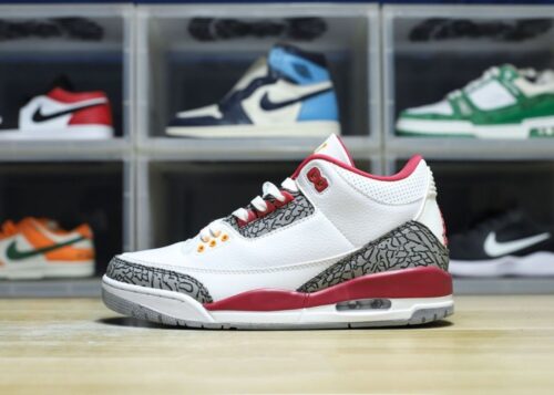 【AT3189】Nike Air Jordan 3 Retro OG "Black Cement" Jordan/ジョーダンは柔らかい牛革と合成皮革を組み合わせたアッパー素材を採用しています。インソールには消臭防臭素材を使用し、密度調整されたプルタブとインジェクション加工効果が施されています。ミッドソールには窓付きのPU内部エアクッションが内蔵されており、衝撃吸収性が高まっています。
