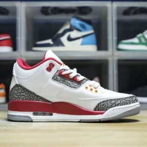 【AT3189】Nike Air Jordan 3 Retro OG "Black Cement" Jordan/ジョーダンは柔らかい牛革と合成皮革を組み合わせたアッパー素材を採用しています。インソールには消臭防臭素材を使用し、密度調整されたプルタブとインジェクション加工効果が施されています。ミッドソールには窓付きのPU内部エアクッションが内蔵されており、衝撃吸収性が高まっています。
