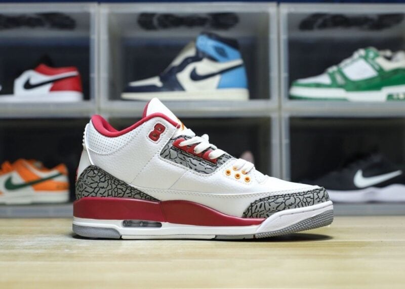 【AT3189】Nike Air Jordan 3 Retro OG "Black Cement" Jordan/ジョーダンは柔らかい牛革と合成皮革を組み合わせたアッパー素材を採用しています。インソールには消臭防臭素材を使用し、密度調整されたプルタブとインジェクション加工効果が施されています。ミッドソールには窓付きのPU内部エアクッションが内蔵されており、衝撃吸収性が高まっています。