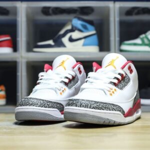 【AT3189】Nike Air Jordan 3 Retro OG "Black Cement" Jordan/ジョーダンは柔らかい牛革と合成皮革を組み合わせたアッパー素材を採用しています。インソールには消臭防臭素材を使用し、密度調整されたプルタブとインジェクション加工効果が施されています。ミッドソールには窓付きのPU内部エアクッションが内蔵されており、衝撃吸収性が高まっています。