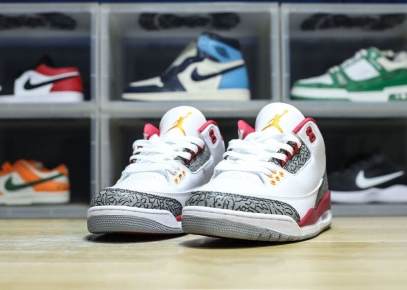 【AT3189】Nike Air Jordan 3 Retro OG "Black Cement" Jordan/ジョーダンは柔らかい牛革と合成皮革を組み合わせたアッパー素材を採用しています。インソールには消臭防臭素材を使用し、密度調整されたプルタブとインジェクション加工効果が施されています。ミッドソールには窓付きのPU内部エアクッションが内蔵されており、衝撃吸収性が高まっています。
