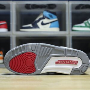 【AT3189】Nike Air Jordan 3 Retro OG "Black Cement" Jordan/ジョーダンは柔らかい牛革と合成皮革を組み合わせたアッパー素材を採用しています。インソールには消臭防臭素材を使用し、密度調整されたプルタブとインジェクション加工効果が施されています。ミッドソールには窓付きのPU内部エアクッションが内蔵されており、衝撃吸収性が高まっています。