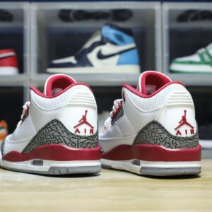 【AT3189】Nike Air Jordan 3 Retro OG "Black Cement" Jordan/ジョーダンは柔らかい牛革と合成皮革を組み合わせたアッパー素材を採用しています。インソールには消臭防臭素材を使用し、密度調整されたプルタブとインジェクション加工効果が施されています。ミッドソールには窓付きのPU内部エアクッションが内蔵されており、衝撃吸収性が高まっています。