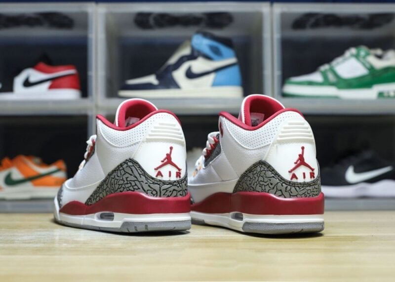 【AT3189】Nike Air Jordan 3 Retro OG "Black Cement" Jordan/ジョーダンは柔らかい牛革と合成皮革を組み合わせたアッパー素材を採用しています。インソールには消臭防臭素材を使用し、密度調整されたプルタブとインジェクション加工効果が施されています。ミッドソールには窓付きのPU内部エアクッションが内蔵されており、衝撃吸収性が高まっています。