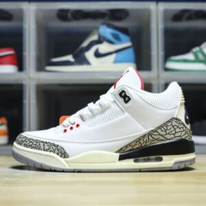 【AT3190】Nike Air Jordan 3 Retro OG "Black Cement"  ジョーダンはソフトレザーと牛剖から成る組み合わせ素材を使用し、中敷には臭いを除去する効果のあるオーゾライを配置しています。また、引き出しやゴムの効果的な位置づけ、ミッドソールには開口部付きのAirクッションが内蔵されています。