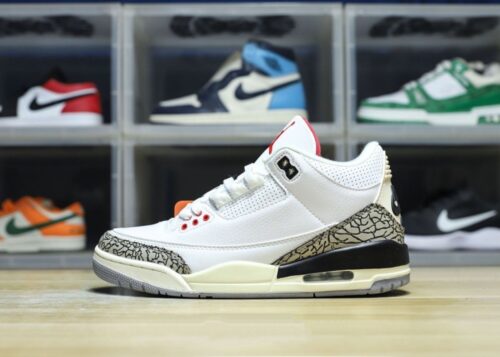 【AT3190】Nike Air Jordan 3 Retro OG "Black Cement"  ジョーダンはソフトレザーと牛剖から成る組み合わせ素材を使用し、中敷には臭いを除去する効果のあるオーゾライを配置しています。また、引き出しやゴムの効果的な位置づけ、ミッドソールには開口部付きのAirクッションが内蔵されています。