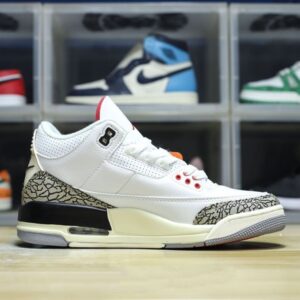 【AT3190】Nike Air Jordan 3 Retro OG "Black Cement"  ジョーダンはソフトレザーと牛剖から成る組み合わせ素材を使用し、中敷には臭いを除去する効果のあるオーゾライを配置しています。また、引き出しやゴムの効果的な位置づけ、ミッドソールには開口部付きのAirクッションが内蔵されています。