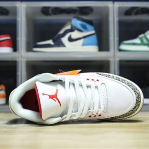 【AT3190】Nike Air Jordan 3 Retro OG "Black Cement"  ジョーダンはソフトレザーと牛剖から成る組み合わせ素材を使用し、中敷には臭いを除去する効果のあるオーゾライを配置しています。また、引き出しやゴムの効果的な位置づけ、ミッドソールには開口部付きのAirクッションが内蔵されています。
