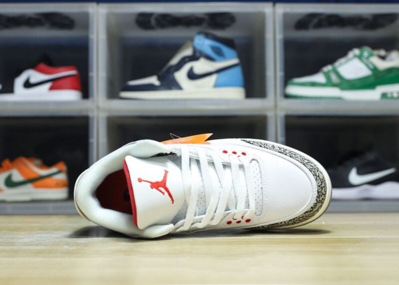 【AT3190】Nike Air Jordan 3 Retro OG "Black Cement"  ジョーダンはソフトレザーと牛剖から成る組み合わせ素材を使用し、中敷には臭いを除去する効果のあるオーゾライを配置しています。また、引き出しやゴムの効果的な位置づけ、ミッドソールには開口部付きのAirクッションが内蔵されています。