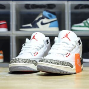 【AT3190】Nike Air Jordan 3 Retro OG "Black Cement"  ジョーダンはソフトレザーと牛剖から成る組み合わせ素材を使用し、中敷には臭いを除去する効果のあるオーゾライを配置しています。また、引き出しやゴムの効果的な位置づけ、ミッドソールには開口部付きのAirクッションが内蔵されています。