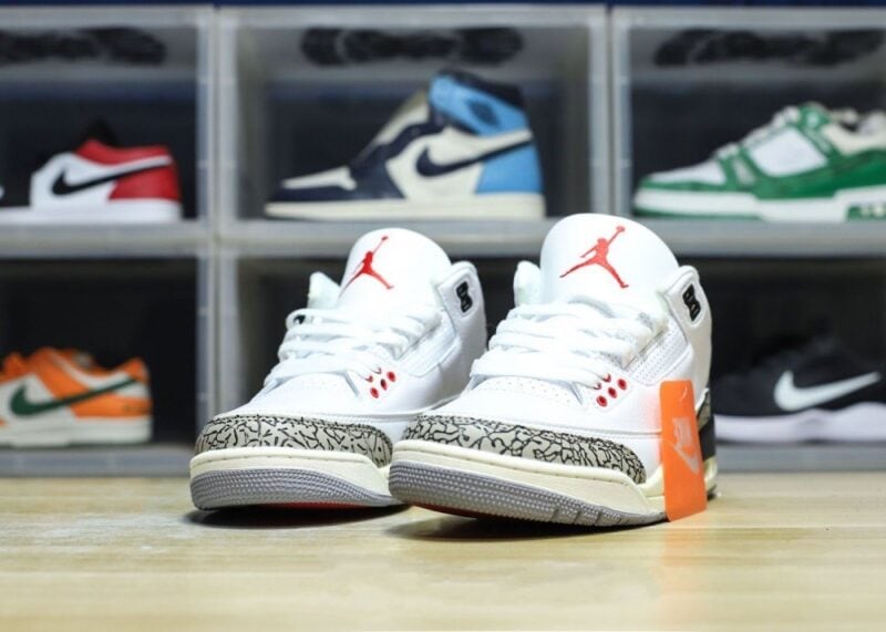 【AT3190】Nike Air Jordan 3 Retro OG "Black Cement"  ジョーダンはソフトレザーと牛剖から成る組み合わせ素材を使用し、中敷には臭いを除去する効果のあるオーゾライを配置しています。また、引き出しやゴムの効果的な位置づけ、ミッドソールには開口部付きのAirクッションが内蔵されています。