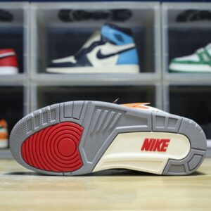 【AT3190】Nike Air Jordan 3 Retro OG "Black Cement"  ジョーダンはソフトレザーと牛剖から成る組み合わせ素材を使用し、中敷には臭いを除去する効果のあるオーゾライを配置しています。また、引き出しやゴムの効果的な位置づけ、ミッドソールには開口部付きのAirクッションが内蔵されています。