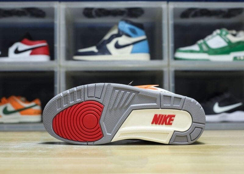 【AT3190】Nike Air Jordan 3 Retro OG "Black Cement"  ジョーダンはソフトレザーと牛剖から成る組み合わせ素材を使用し、中敷には臭いを除去する効果のあるオーゾライを配置しています。また、引き出しやゴムの効果的な位置づけ、ミッドソールには開口部付きのAirクッションが内蔵されています。