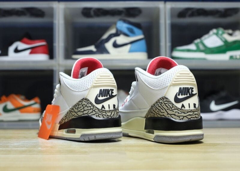 【AT3190】Nike Air Jordan 3 Retro OG "Black Cement"  ジョーダンはソフトレザーと牛剖から成る組み合わせ素材を使用し、中敷には臭いを除去する効果のあるオーゾライを配置しています。また、引き出しやゴムの効果的な位置づけ、ミッドソールには開口部付きのAirクッションが内蔵されています。