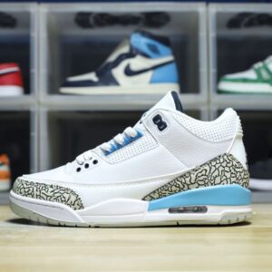 【AT3191】Nike Air Jordan 3 Retro OG "Black Cement" ジョーダンは、柔らかい皮革と牛剖革を組み合わせた素材を使用しています。インソールには、除臭効果のあるオーソライ素材が使用されており、かかととつま先にはガムが注入されており、ミッドソールには窓付きのエアクッションが内蔵されています。