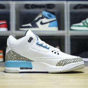 【AT3191】Nike Air Jordan 3 Retro OG "Black Cement" ジョーダンは、柔らかい皮革と牛剖革を組み合わせた素材を使用しています。インソールには、除臭効果のあるオーソライ素材が使用されており、かかととつま先にはガムが注入されており、ミッドソールには窓付きのエアクッションが内蔵されています。
