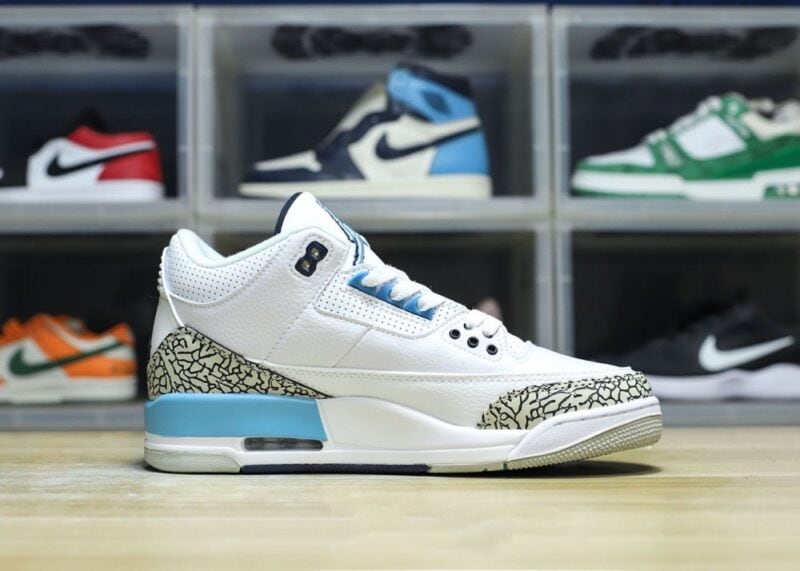 【AT3191】Nike Air Jordan 3 Retro OG "Black Cement" ジョーダンは、柔らかい皮革と牛剖革を組み合わせた素材を使用しています。インソールには、除臭効果のあるオーソライ素材が使用されており、かかととつま先にはガムが注入されており、ミッドソールには窓付きのエアクッションが内蔵されています。