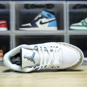 【AT3191】Nike Air Jordan 3 Retro OG "Black Cement" ジョーダンは、柔らかい皮革と牛剖革を組み合わせた素材を使用しています。インソールには、除臭効果のあるオーソライ素材が使用されており、かかととつま先にはガムが注入されており、ミッドソールには窓付きのエアクッションが内蔵されています。