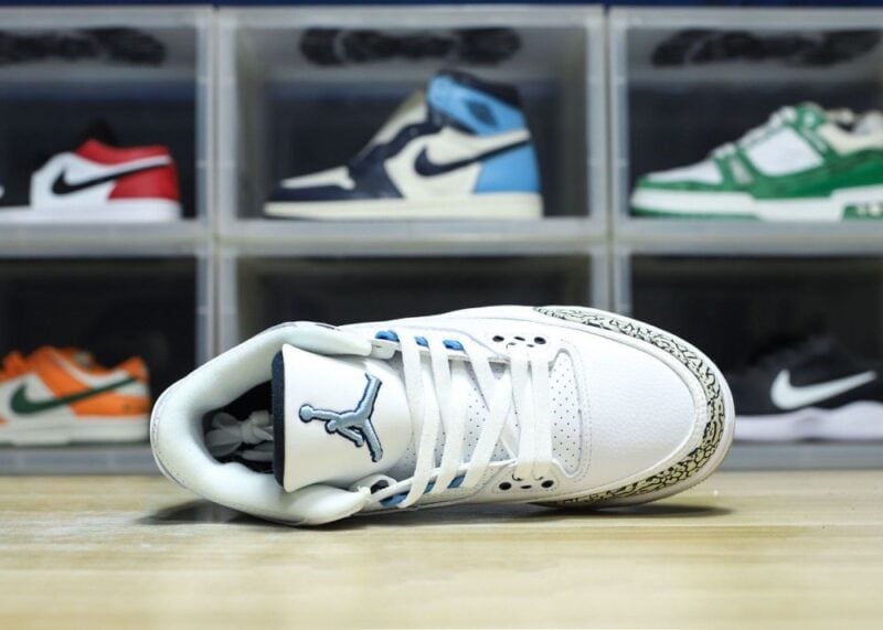 【AT3191】Nike Air Jordan 3 Retro OG "Black Cement" ジョーダンは、柔らかい皮革と牛剖革を組み合わせた素材を使用しています。インソールには、除臭効果のあるオーソライ素材が使用されており、かかととつま先にはガムが注入されており、ミッドソールには窓付きのエアクッションが内蔵されています。