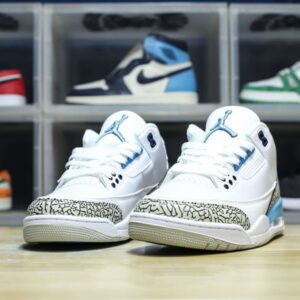 【AT3191】Nike Air Jordan 3 Retro OG "Black Cement" ジョーダンは、柔らかい皮革と牛剖革を組み合わせた素材を使用しています。インソールには、除臭効果のあるオーソライ素材が使用されており、かかととつま先にはガムが注入されており、ミッドソールには窓付きのエアクッションが内蔵されています。