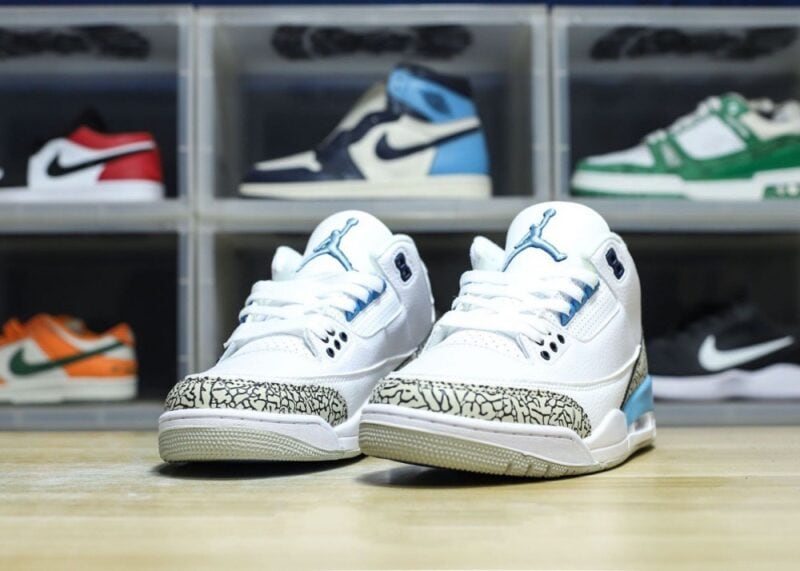 【AT3191】Nike Air Jordan 3 Retro OG "Black Cement" ジョーダンは、柔らかい皮革と牛剖革を組み合わせた素材を使用しています。インソールには、除臭効果のあるオーソライ素材が使用されており、かかととつま先にはガムが注入されており、ミッドソールには窓付きのエアクッションが内蔵されています。