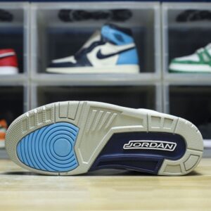 【AT3191】Nike Air Jordan 3 Retro OG "Black Cement" ジョーダンは、柔らかい皮革と牛剖革を組み合わせた素材を使用しています。インソールには、除臭効果のあるオーソライ素材が使用されており、かかととつま先にはガムが注入されており、ミッドソールには窓付きのエアクッションが内蔵されています。