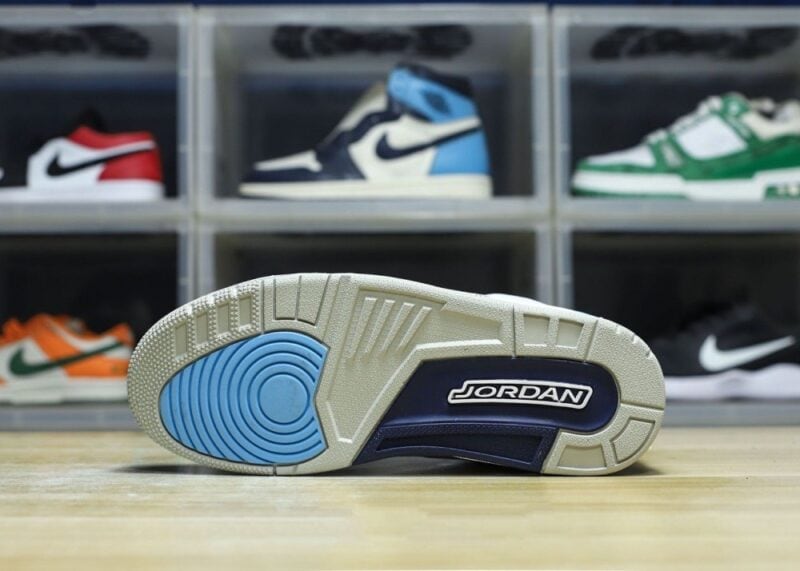 【AT3191】Nike Air Jordan 3 Retro OG "Black Cement" ジョーダンは、柔らかい皮革と牛剖革を組み合わせた素材を使用しています。インソールには、除臭効果のあるオーソライ素材が使用されており、かかととつま先にはガムが注入されており、ミッドソールには窓付きのエアクッションが内蔵されています。