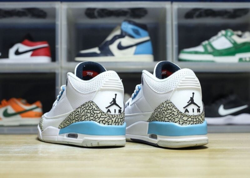 【AT3191】Nike Air Jordan 3 Retro OG "Black Cement" ジョーダンは、柔らかい皮革と牛剖革を組み合わせた素材を使用しています。インソールには、除臭効果のあるオーソライ素材が使用されており、かかととつま先にはガムが注入されており、ミッドソールには窓付きのエアクッションが内蔵されています。