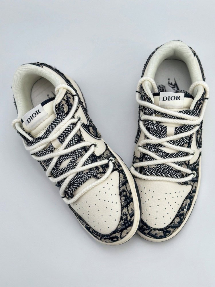 【AT3198】DIOR x Nike SB Dunk Low 白黒のベルト星満ちる　