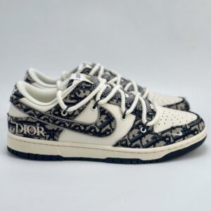 【AT3198】DIOR x Nike SB Dunk Low 白黒のベルト星満ちる　