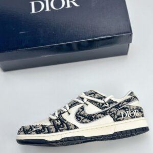 【AT3198】DIOR x Nike SB Dunk Low 白黒のベルト星満ちる　