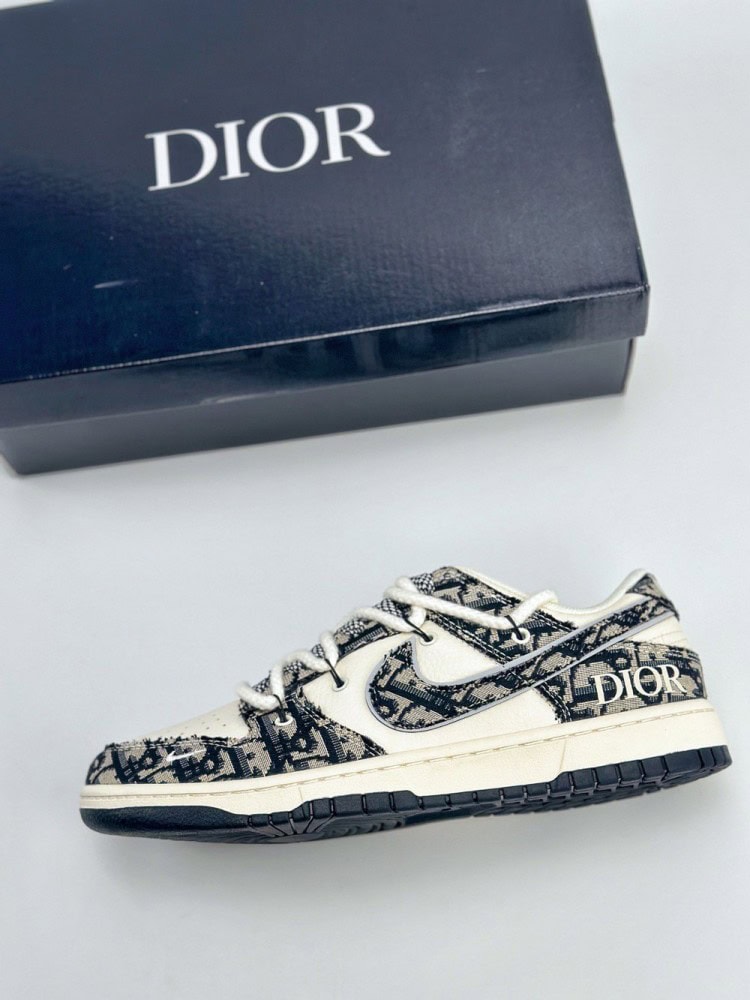 【AT3198】DIOR x Nike SB Dunk Low 白黒のベルト星満ちる　