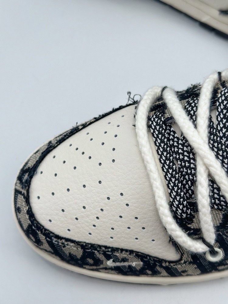 【AT3198】DIOR x Nike SB Dunk Low 白黒のベルト星満ちる　