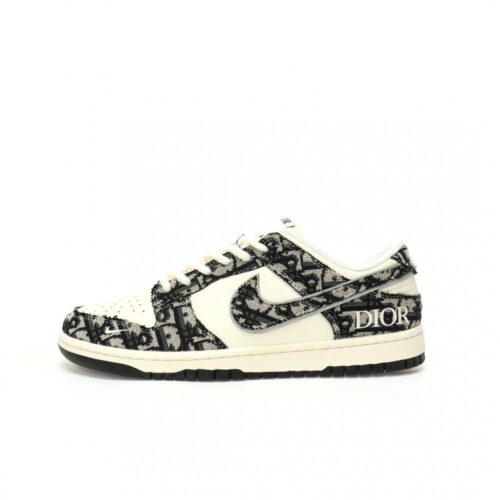 【AT3199】Dior x Nike SB Dunk Low ナイキSBダンクロー "ディオール" クリエイティブカスタムコラボ、フランスの高級ファッションブランド・ディオールのバスケットボールシリーズローカットカジュアルスポーツスケートボードスニーカー"コラボスモーキーグレーアシュブルーホワイトディオール刺繍"