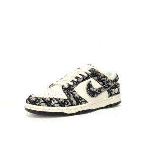 【AT3199】Dior x Nike SB Dunk Low ナイキSBダンクロー "ディオール" クリエイティブカスタムコラボ、フランスの高級ファッションブランド・ディオールのバスケットボールシリーズローカットカジュアルスポーツスケートボードスニーカー"コラボスモーキーグレーアシュブルーホワイトディオール刺繍"