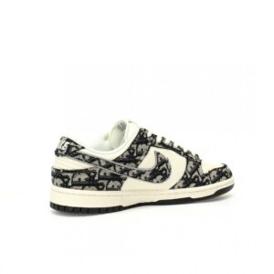 【AT3199】Dior x Nike SB Dunk Low ナイキSBダンクロー "ディオール" クリエイティブカスタムコラボ、フランスの高級ファッションブランド・ディオールのバスケットボールシリーズローカットカジュアルスポーツスケートボードスニーカー"コラボスモーキーグレーアシュブルーホワイトディオール刺繍"