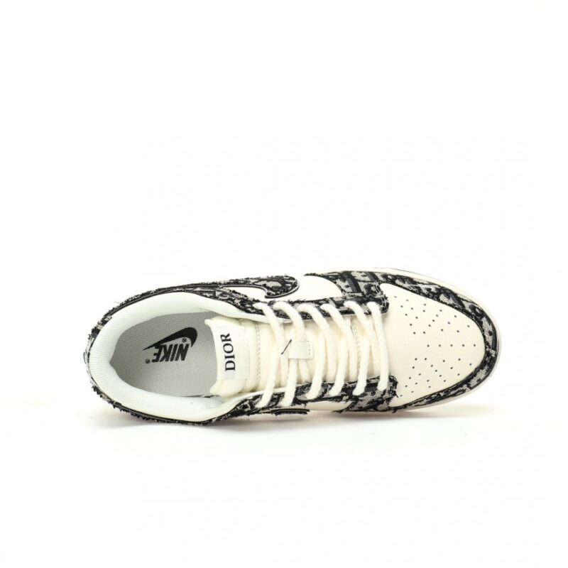 【AT3199】Dior x Nike SB Dunk Low ナイキSBダンクロー "ディオール" クリエイティブカスタムコラボ、フランスの高級ファッションブランド・ディオールのバスケットボールシリーズローカットカジュアルスポーツスケートボードスニーカー"コラボスモーキーグレーアシュブルーホワイトディオール刺繍"