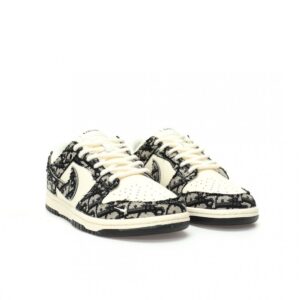 【AT3199】Dior x Nike SB Dunk Low ナイキSBダンクロー "ディオール" クリエイティブカスタムコラボ、フランスの高級ファッションブランド・ディオールのバスケットボールシリーズローカットカジュアルスポーツスケートボードスニーカー"コラボスモーキーグレーアシュブルーホワイトディオール刺繍"