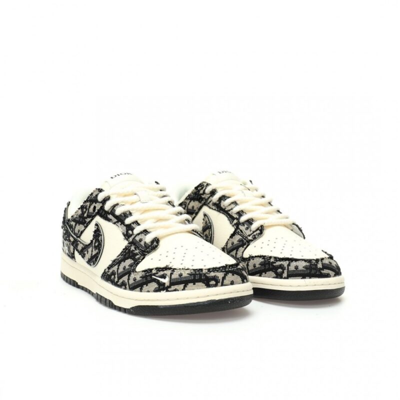 【AT3199】Dior x Nike SB Dunk Low ナイキSBダンクロー "ディオール" クリエイティブカスタムコラボ、フランスの高級ファッションブランド・ディオールのバスケットボールシリーズローカットカジュアルスポーツスケートボードスニーカー"コラボスモーキーグレーアシュブルーホワイトディオール刺繍"