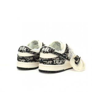 【AT3199】Dior x Nike SB Dunk Low ナイキSBダンクロー "ディオール" クリエイティブカスタムコラボ、フランスの高級ファッションブランド・ディオールのバスケットボールシリーズローカットカジュアルスポーツスケートボードスニーカー"コラボスモーキーグレーアシュブルーホワイトディオール刺繍"