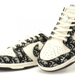 【AT3199】Dior x Nike SB Dunk Low ナイキSBダンクロー "ディオール" クリエイティブカスタムコラボ、フランスの高級ファッションブランド・ディオールのバスケットボールシリーズローカットカジュアルスポーツスケートボードスニーカー"コラボスモーキーグレーアシュブルーホワイトディオール刺繍"
