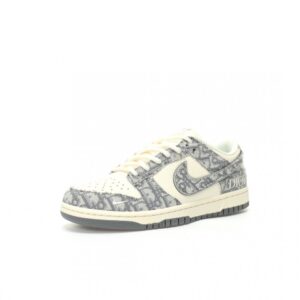 【AT3201】Dior x Nike SB Dunk Low ディオール×ナイキSBダンクロー "ディオール" クリエイティブカスタムコラボ！ フランスの高級ファッションブランド・ディオールのバスケットボールコレクションのローカットスポーツスニーカー「コラボホワイトグレーディオール刺繍」