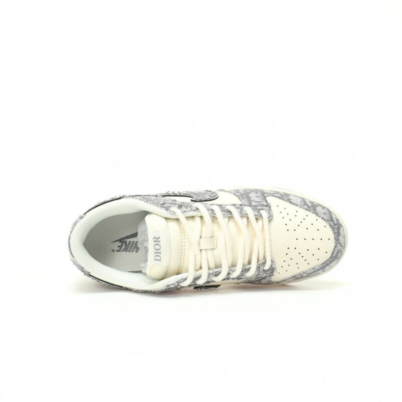【AT3201】Dior x Nike SB Dunk Low ディオール×ナイキSBダンクロー "ディオール" クリエイティブカスタムコラボ！ フランスの高級ファッションブランド・ディオールのバスケットボールコレクションのローカットスポーツスニーカー「コラボホワイトグレーディオール刺繍」