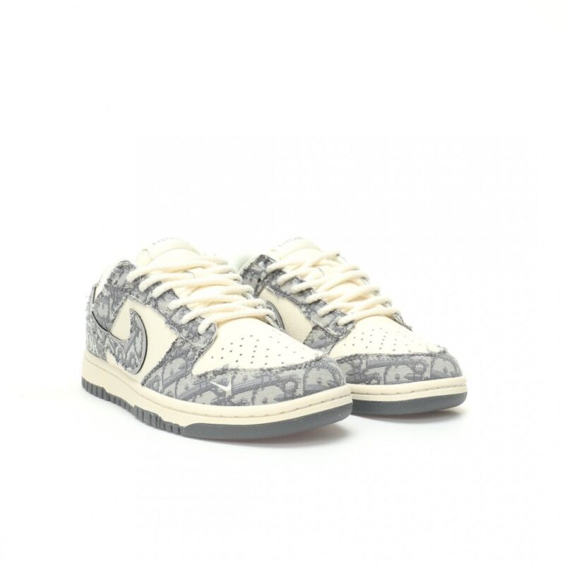 【AT3201】Dior x Nike SB Dunk Low ディオール×ナイキSBダンクロー "ディオール" クリエイティブカスタムコラボ！ フランスの高級ファッションブランド・ディオールのバスケットボールコレクションのローカットスポーツスニーカー「コラボホワイトグレーディオール刺繍」