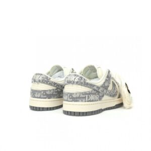 【AT3201】Dior x Nike SB Dunk Low ディオール×ナイキSBダンクロー "ディオール" クリエイティブカスタムコラボ！ フランスの高級ファッションブランド・ディオールのバスケットボールコレクションのローカットスポーツスニーカー「コラボホワイトグレーディオール刺繍」